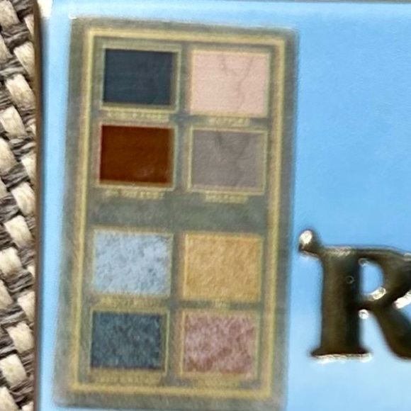 Shrek x Make-up Revolution Donkey On The Edge eyeshadow palette new in box - Picture 5 of 6